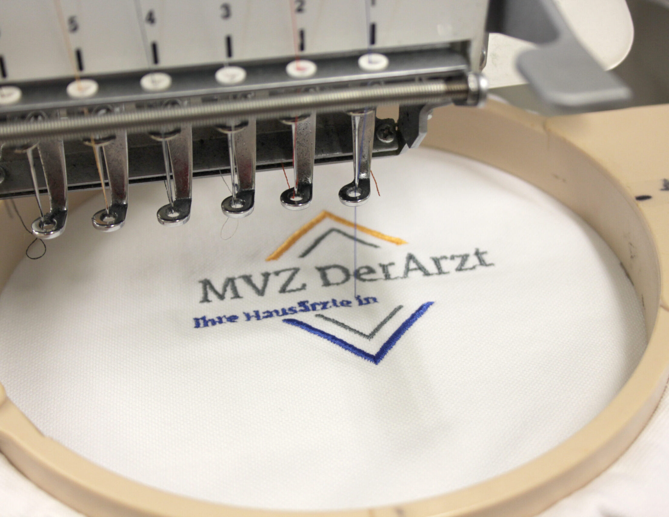 MVZDerArzt_Arbeitsbekleidung_Stickmaschine